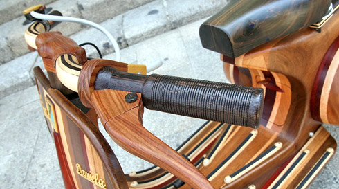 Vespa in legno 1711