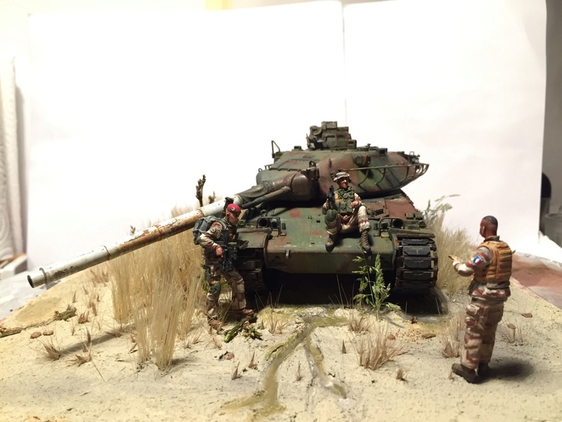 AMX 30 épave sur champs de manoeuvre Thumb_50