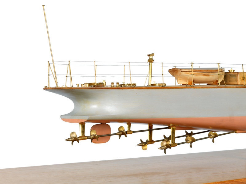 Le Turbinia 1er navire à turbines Turbin17