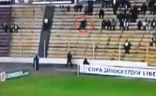 [Paranormal - Apparition] Un fantôme apparaît dans un stade bolivien ? (avril 2014) Un_fan10