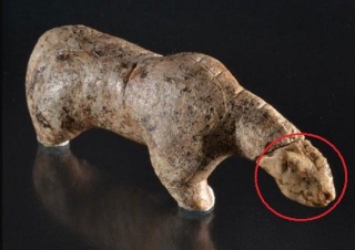 [Archéologie - Allemagne] Découverte d'une tête et reconstitution d'une figurine en ivoire de mammouth (juillet 2013)   Un_fra10