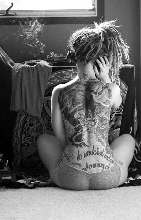 CHARME - Les plus belles femmes sont tatouées... - Page 4 Fb411e10