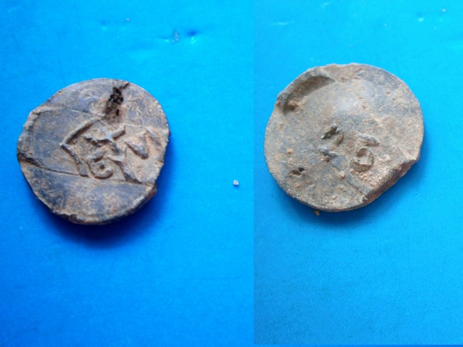 Plombs de scelle dits "au trident". 03017