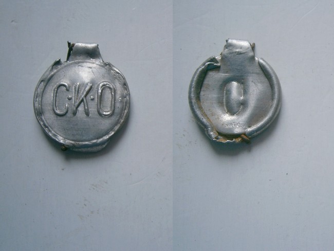 023 - Scelle en aluminium "C.K.O.". P6050010