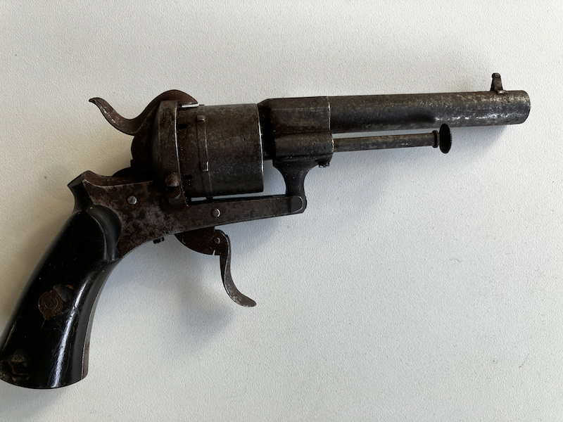 Identification vieux revolver (suisse?) Img_0415