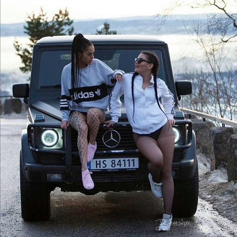 Jolies filles + mercedes ! - Page 32 17103310