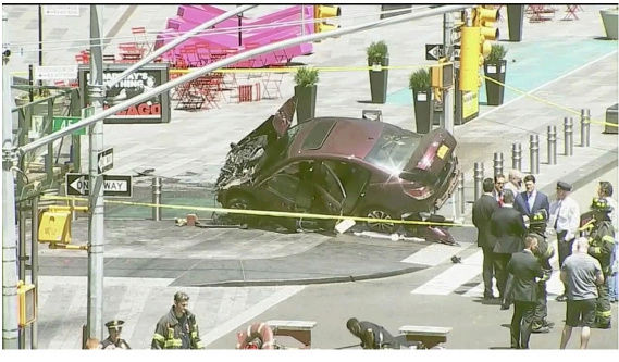 TIMES SQUARE CLOSED & EVACUATED After Car Mounts Sidewalk, Hits People. Terrorism? -- NOW SECOND INCIDENT IN STATEN ISLAND Screen21