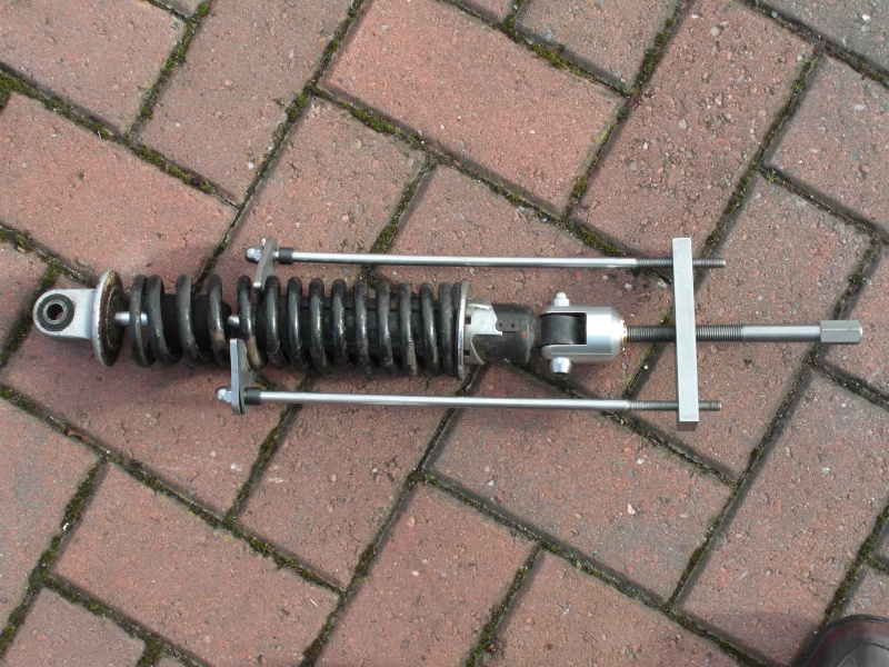 Rear suspension spring compressor. Sam_0811