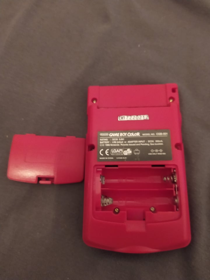 [VENDU] Game Boy Color Rose en boite + notice 90 EUR FDPIN 26145410