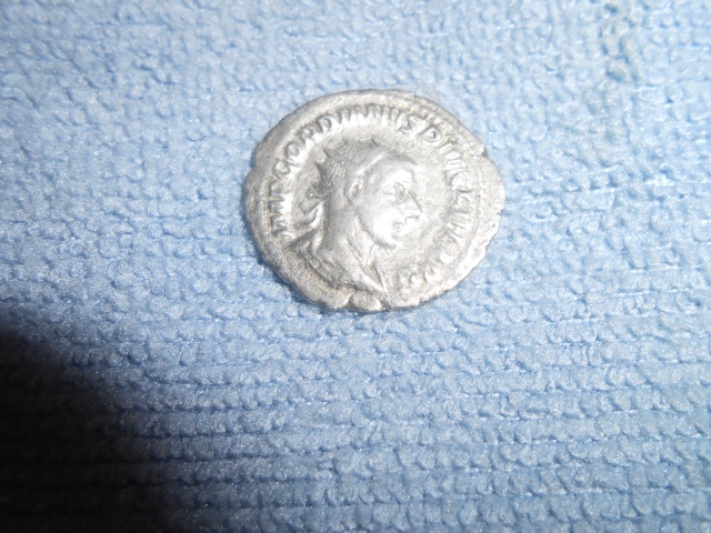 mes monnaie gauloise et une fusaiole + 2 romaine et un bonus Dscn0112