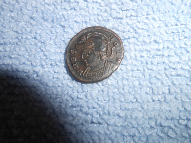 mes monnaie gauloise et une fusaiole + 2 romaine et un bonus Dscn0114
