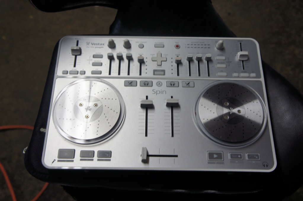 My DJ consoles  - Page 2 Dsc00011