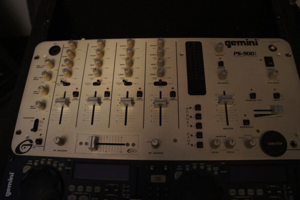 My DJ consoles - Page 4 Dsc00217