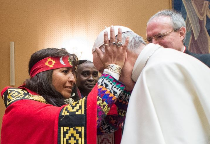 Bergoglio et les "réfugiés" Indigy10