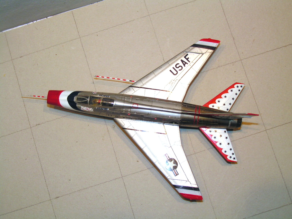 F-100 1/72  ITALERI (donc!)... THUNDERBIRD F100_310