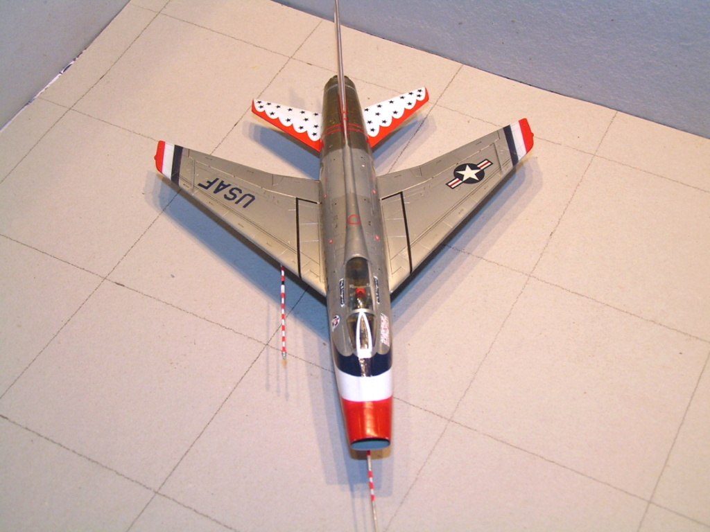 F-100 1/72  ITALERI (donc!)... THUNDERBIRD F100_410