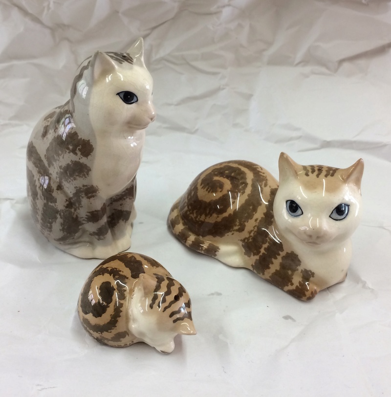 Set of 3 salt & pepper cats - Szeiler Pottery, England Img_1110
