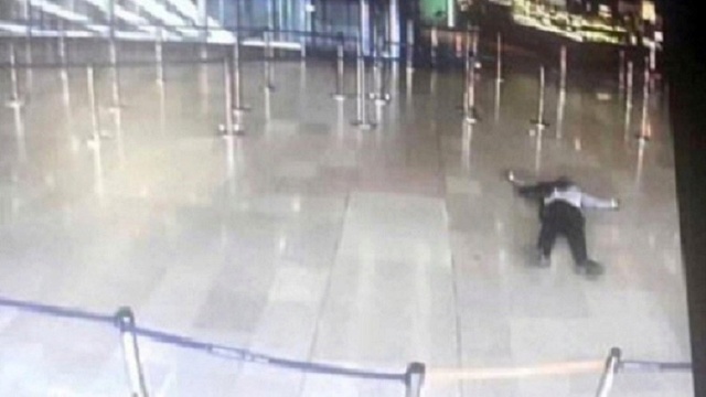 Aéroport d'Orly: un homme abattu après avoir dérobé l'arme d'un milita Mort1210