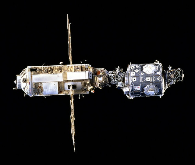 4 décembre 1998 - Mission STS-88 / Arrivée de Unity pour l'ISS 711px-10