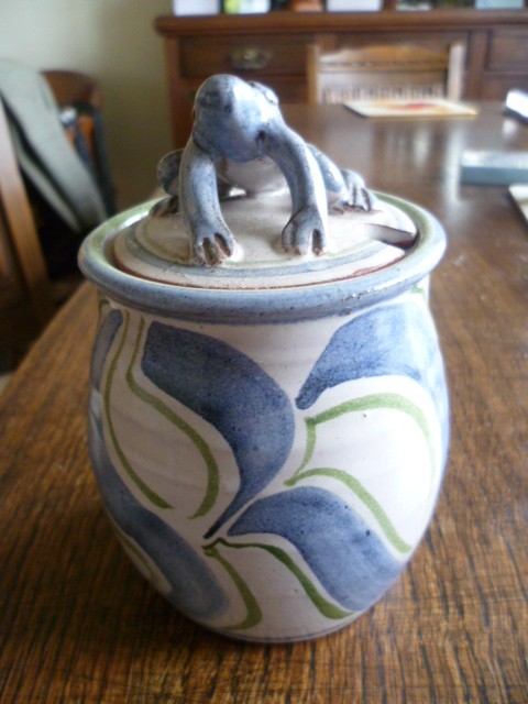 Toe of Frog storage pot Frog110