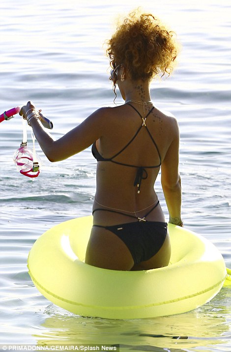  Pop star rihanna show off her gorgeous curves in black bathing suit  2b3f7510