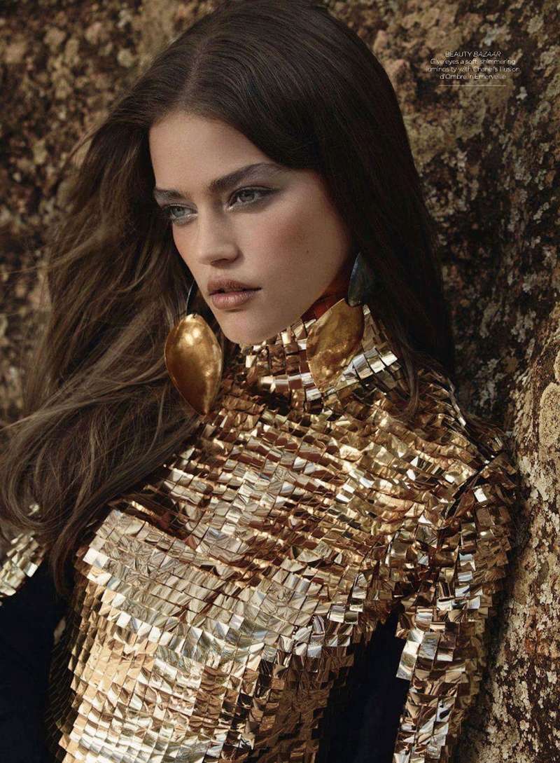 Daria Pleggenkule look strikingly beautiful in gold metal dress Daria_17