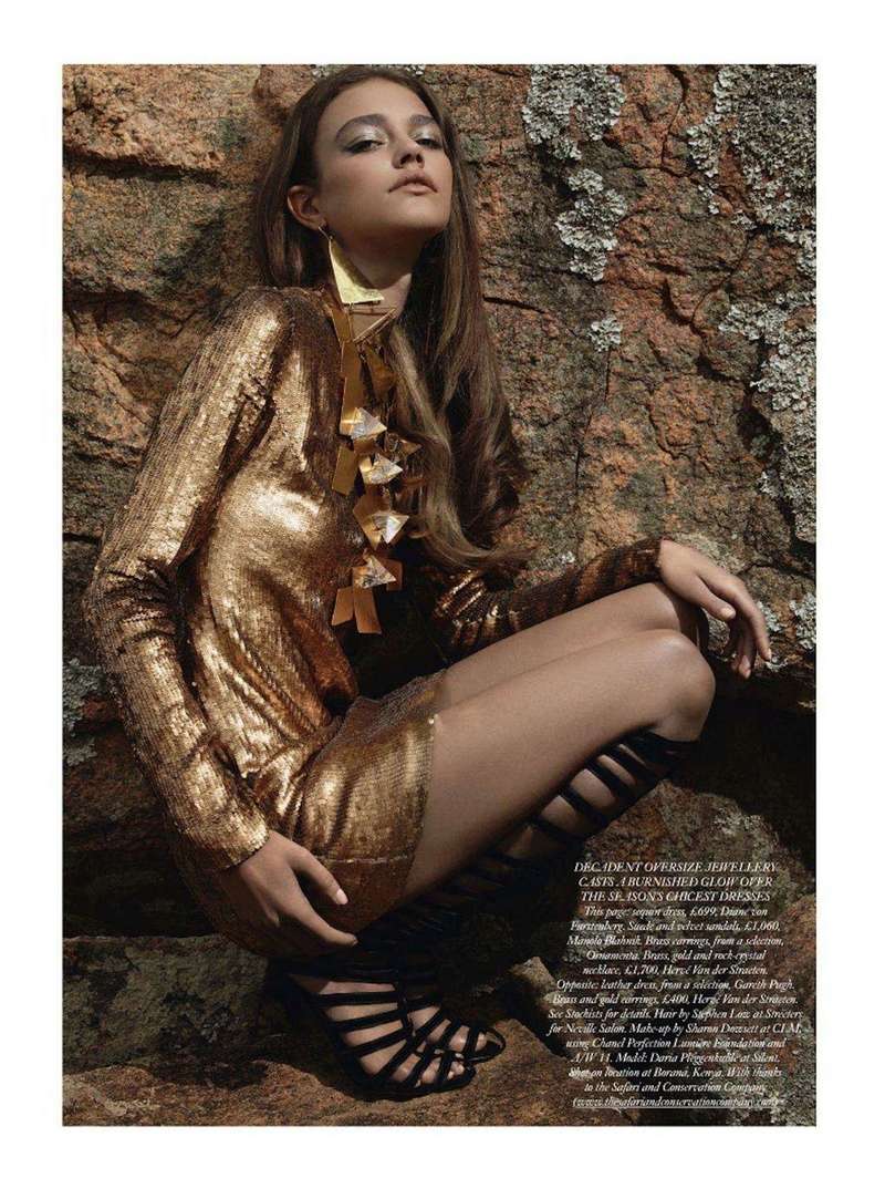 Daria Pleggenkule look strikingly beautiful in gold metal dress Daria_19