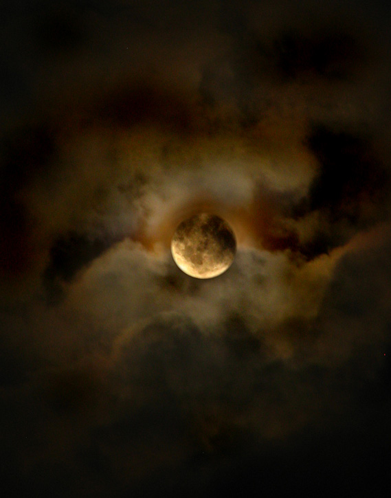 Le Crépuscule des Chimères. Moon_b10