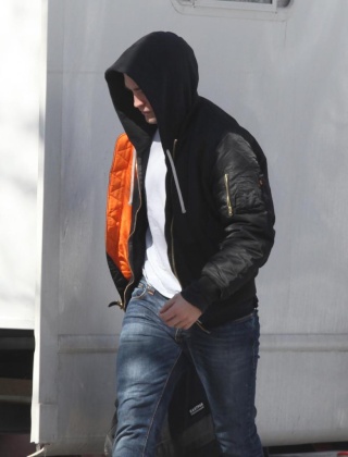 PICS OF ROB ARRIVING ON SET 7th MARCH Life2118