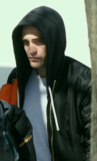 PICS OF ROB ARRIVING ON SET 7th MARCH Life2120