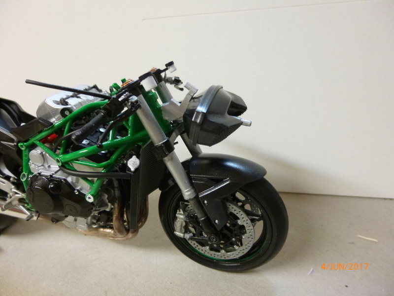 KAWASAKI Ninja H2R Tamiya 1:12 gebaut von Millpet P1060732