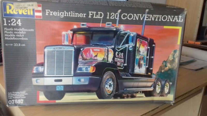 [REVELL] FREIGHTLINER FLD 120 CONVENTIONAL Réf 07557 72957810