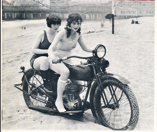 Moto anciennes et pin up(interdit Xav et Régis) - Page 5 50d5b610