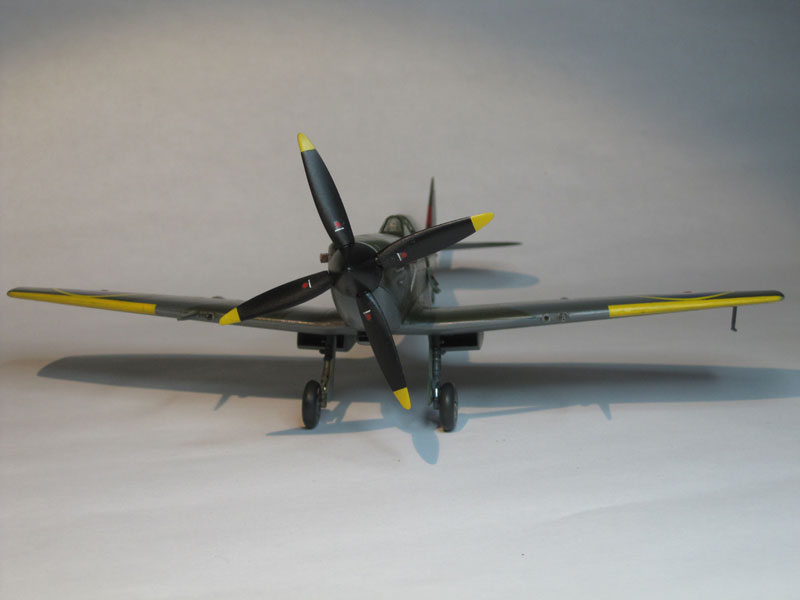 Supermarine Spitfire Mk.XVI / Revell, 1:48 Vorne10