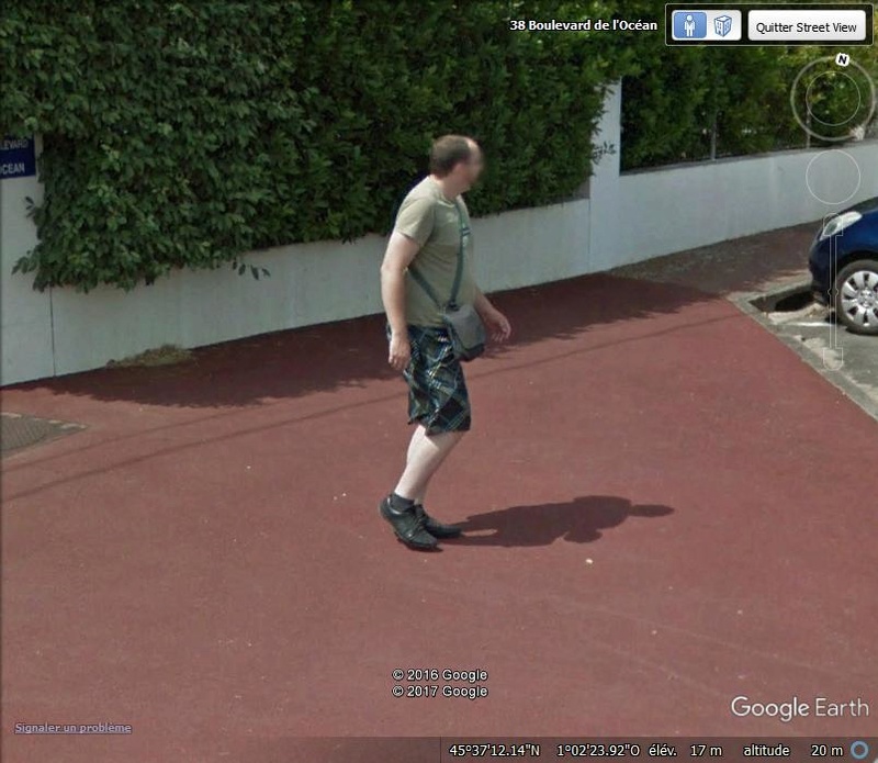 STREET VIEW : les gens en chaussettes noires ! - Page 22 Gggg10