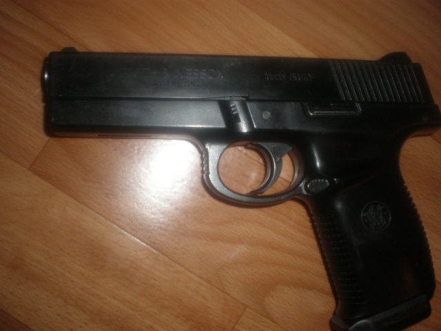 vand pistol CyberGun Smith & Wesson M&P40 GBB-vandut P3280010