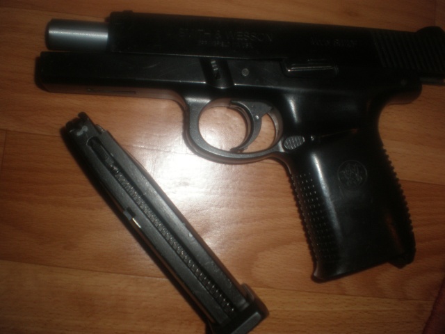 vand pistol CyberGun Smith & Wesson M&P40 GBB-vandut P3280011