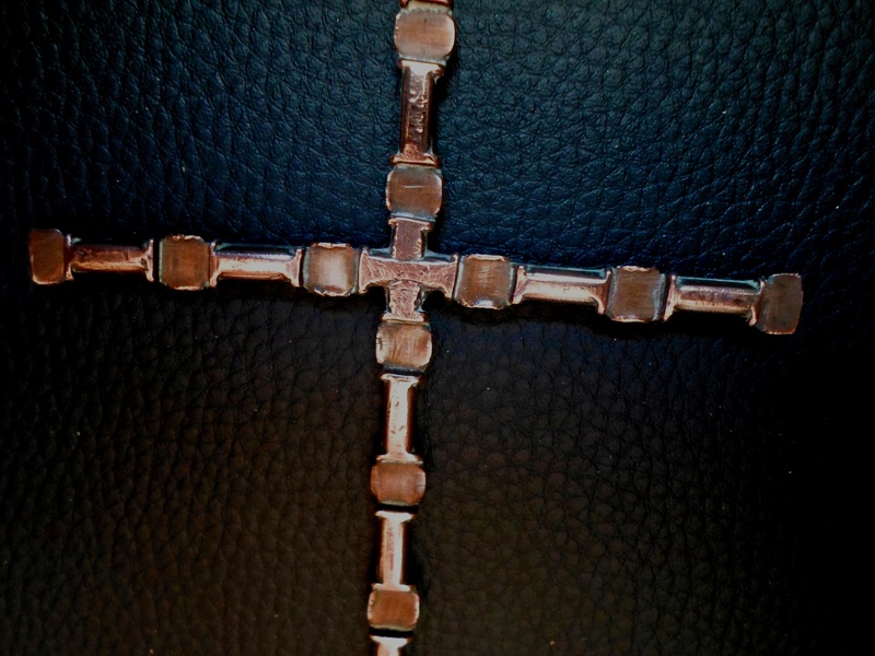 Une croix en cuivre objet de tranchée en bagues d'obus WW1 Croix110