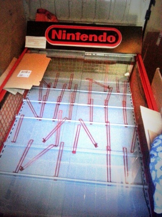 Démonter une vitrine Nintendo Baajjg10