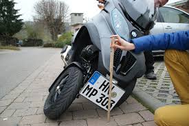 Bientôt des plaques d'immatriculation à l'AV des deux-roues motorisés 18346310