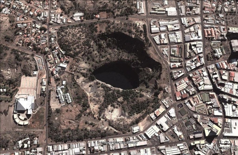 Un chien dans le Big Hole de Kimberley - Afrique du sud Big_ho10