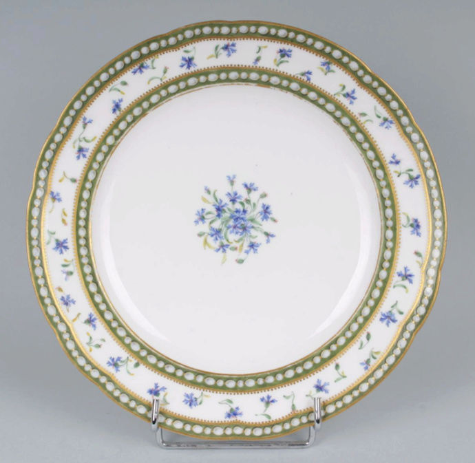 Service en porcelaine de Sèvres "à décor de perles et de barbeaux" de Marie-Antoinette Marie_32