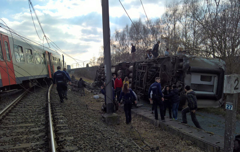 Un train déraille près de la gare de Louvain, des blessés probables 18/02/2017 Louvai10