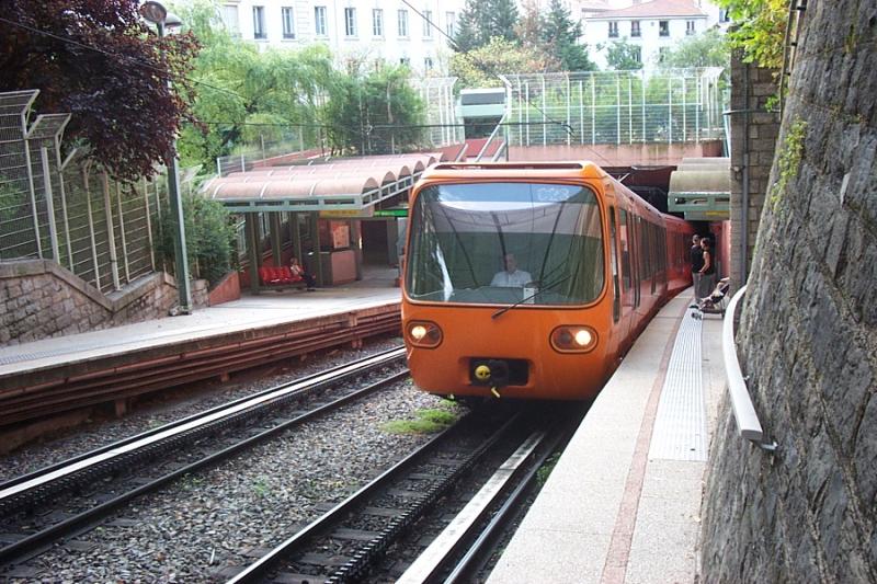 A project for a steepy slope garden: Fourvière funicular Mc801o10