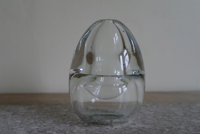 Egg Shaped Bud Vase or Oil Lamp? Maker? Sam_4111
