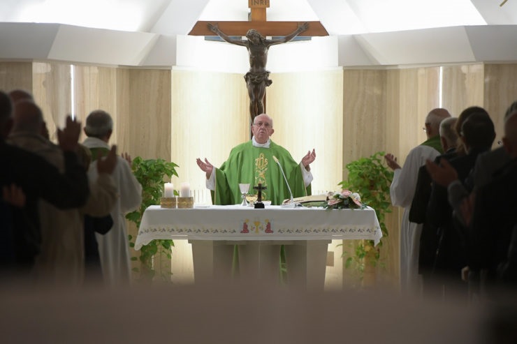 Pape François, Le chrétien heureux dans les difficultés Messe_10