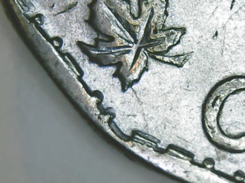1945 - Éclat de Coin, C de Cents et deuxième A de CANADA (Die Chip) Draw_024