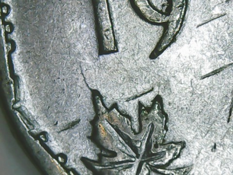 1945 - Éclat de Coin, C de Cents et deuxième A de CANADA (Die Chip) Draw_028
