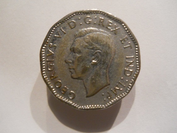 1945 - Éclat de Coin, C de Cents et deuxième A de CANADA (Die Chip) Dscn1418