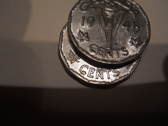 1945 - Éclat de Coin, C de Cents et deuxième A de CANADA (Die Chip) Dscn1419